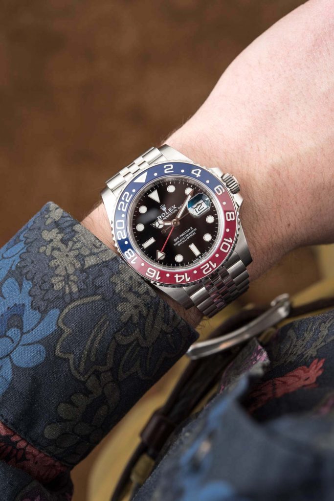 The Swiss movement fake watch has blue and red ceramic bezel.