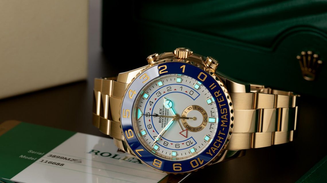 The 18ct gold fake watch has a white dial.